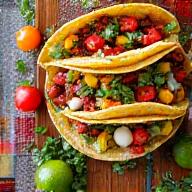 Diversidad culinaria mexicana con tacos y especias